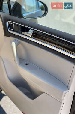 Позашляховик / Кросовер Volkswagen Touareg 2014 в 
