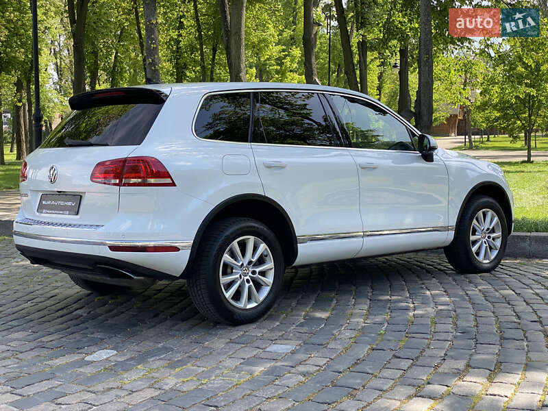Позашляховик / Кросовер Volkswagen Touareg 2015 в Києві