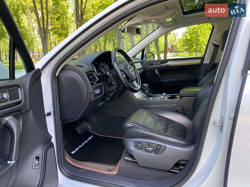 Позашляховик / Кросовер Volkswagen Touareg 2015 в Києві