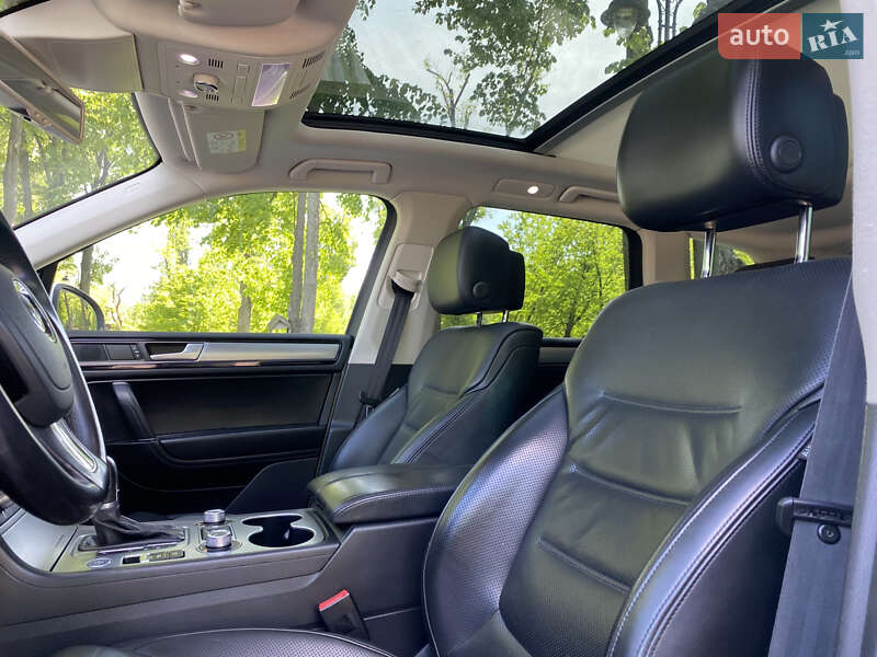 Позашляховик / Кросовер Volkswagen Touareg 2015 в Києві