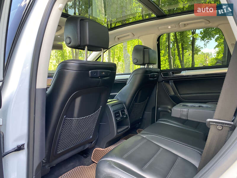 Позашляховик / Кросовер Volkswagen Touareg 2015 в Києві