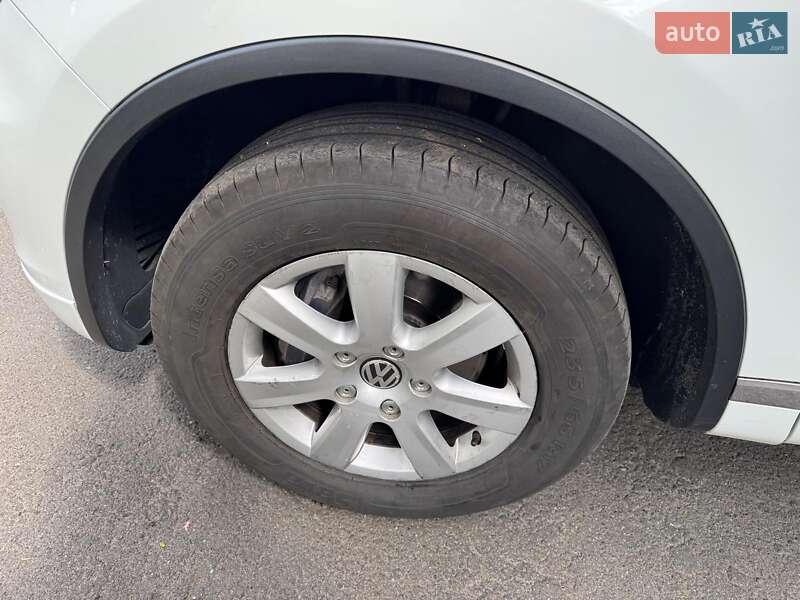 Внедорожник / Кроссовер Volkswagen Touareg 2014 в Киеве
