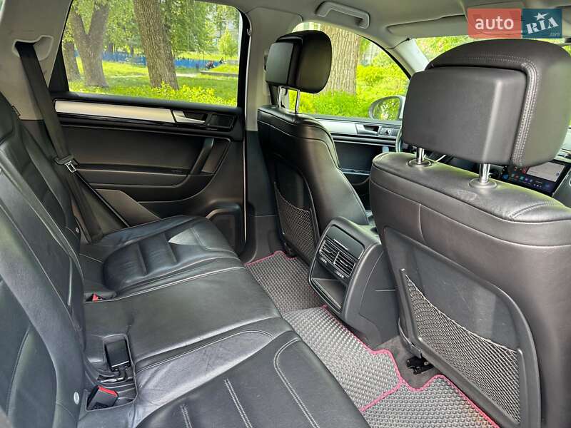 Внедорожник / Кроссовер Volkswagen Touareg 2014 в Киеве
