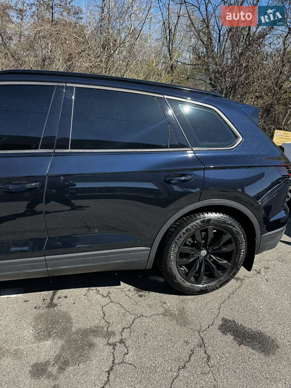 Позашляховик / Кросовер Volkswagen Touareg 2021 в Києві