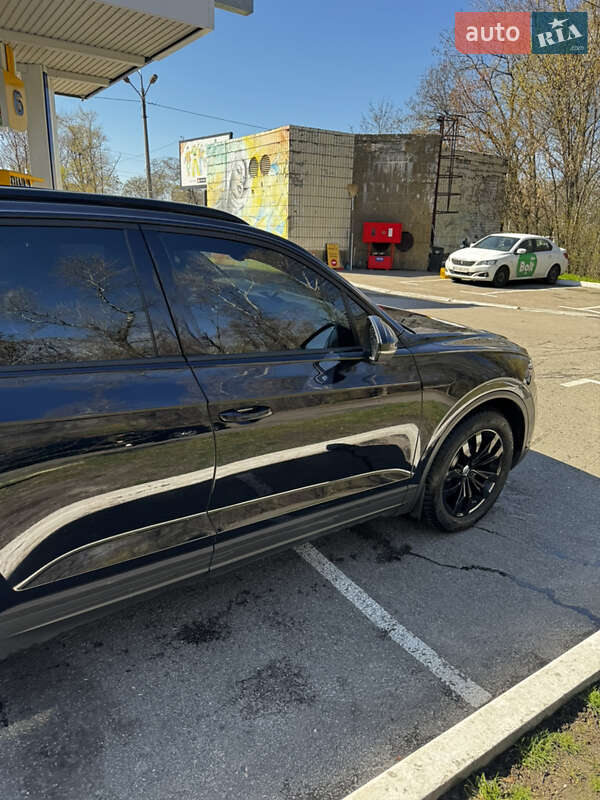 Позашляховик / Кросовер Volkswagen Touareg 2021 в Києві