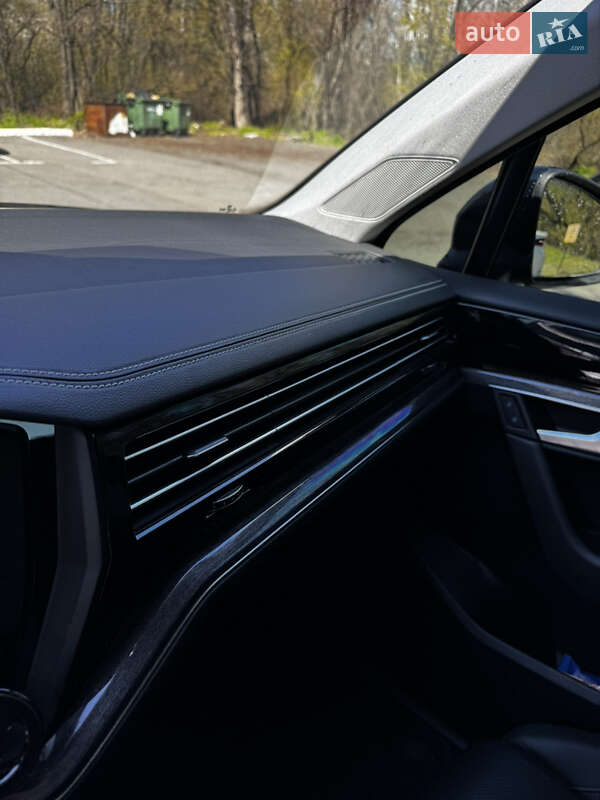 Позашляховик / Кросовер Volkswagen Touareg 2021 в Києві