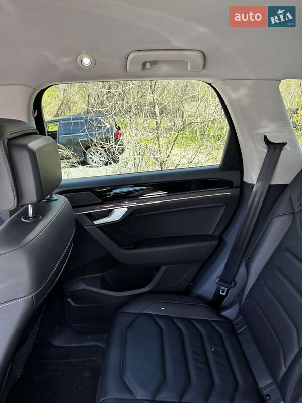 Позашляховик / Кросовер Volkswagen Touareg 2021 в Києві