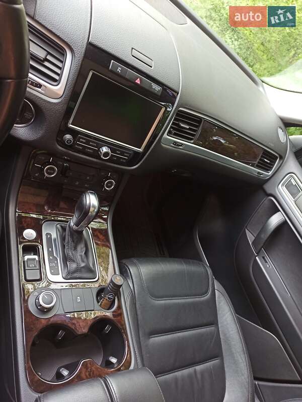 Позашляховик / Кросовер Volkswagen Touareg 2012 в Києві