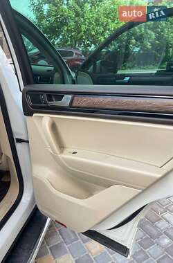 Внедорожник / Кроссовер Volkswagen Touareg 2013 в 