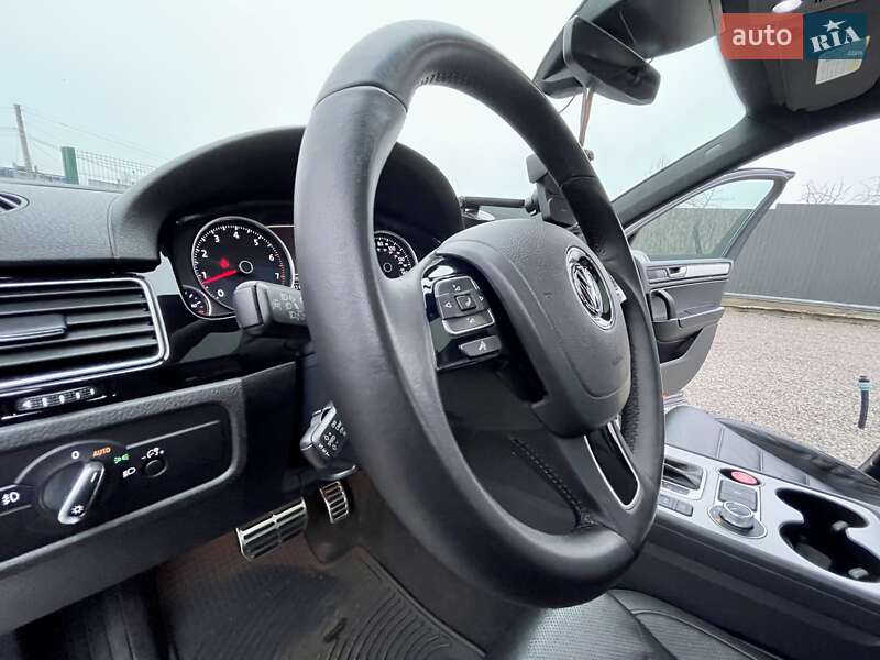 Внедорожник / Кроссовер Volkswagen Touareg 2016 в Сумах