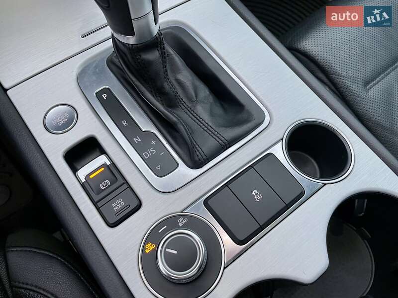 Внедорожник / Кроссовер Volkswagen Touareg 2016 в Сумах