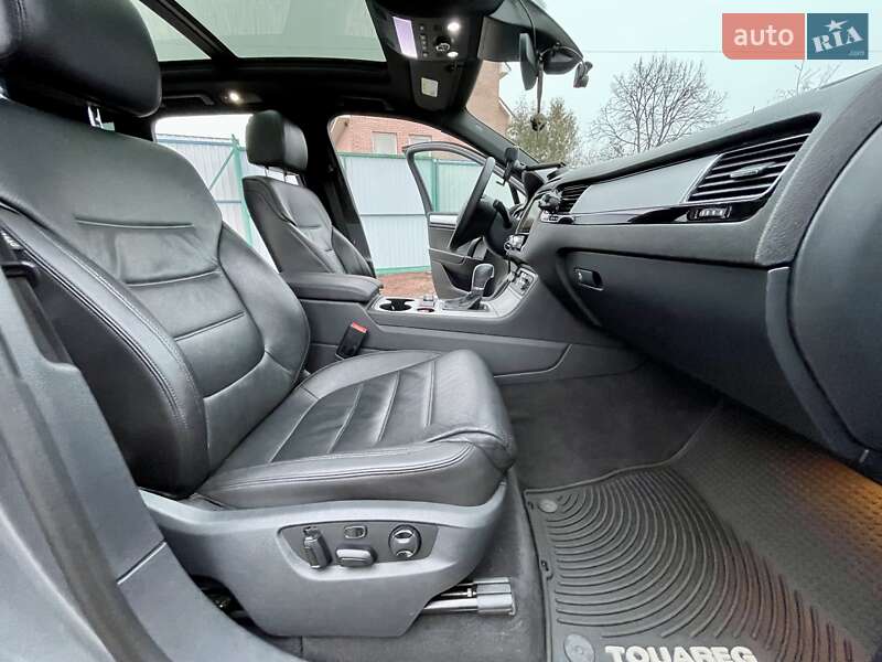 Внедорожник / Кроссовер Volkswagen Touareg 2016 в Сумах