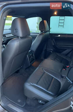 Позашляховик / Кросовер Volkswagen Touareg 2013 в 