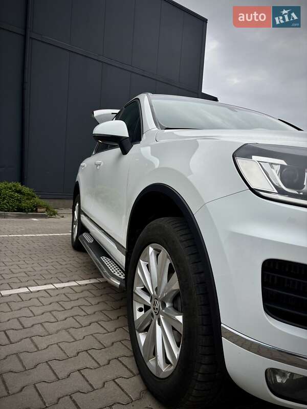 Внедорожник / Кроссовер Volkswagen Touareg 2015 в Киеве