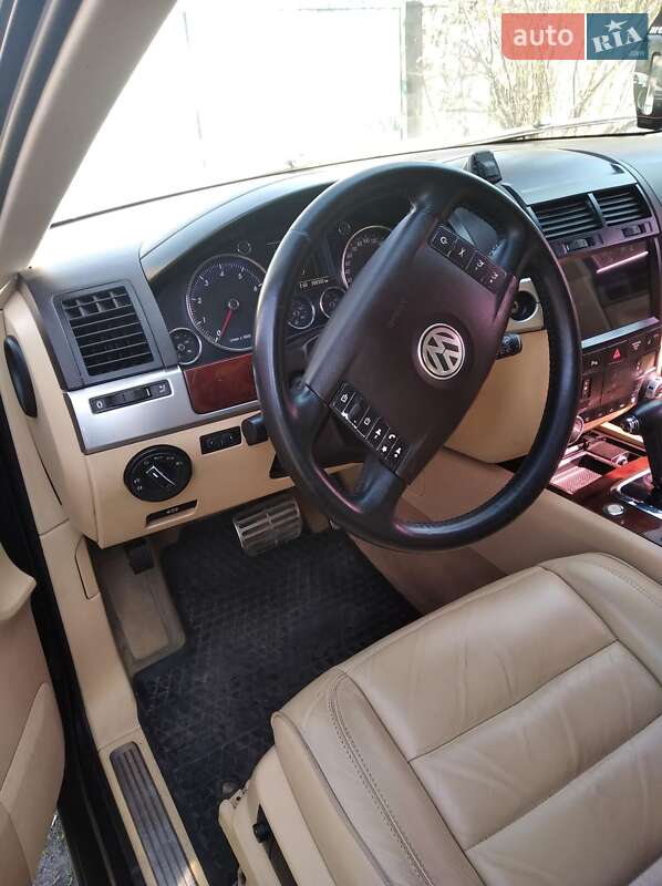 Внедорожник / Кроссовер Volkswagen Touareg 2004 в Краснограде