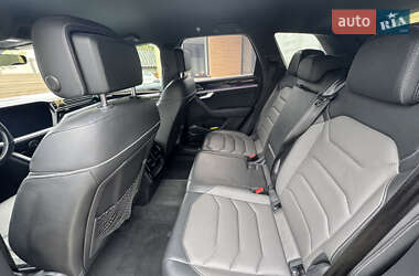 Позашляховик / Кросовер Volkswagen Touareg 2020 в 