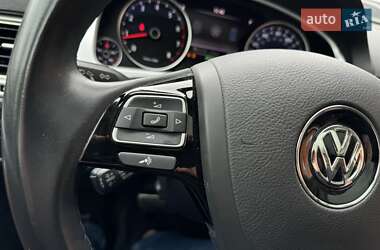 Внедорожник / Кроссовер Volkswagen Touareg 2015 в 