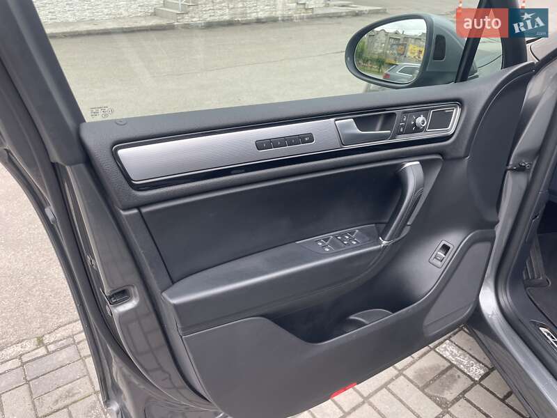 Позашляховик / Кросовер Volkswagen Touareg 2016 в Чернівцях