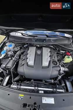 Позашляховик / Кросовер Volkswagen Touareg 2014 в 