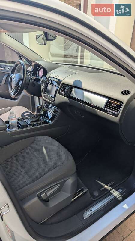 Внедорожник / Кроссовер Volkswagen Touareg 2013 в Львове