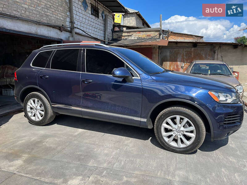 Позашляховик / Кросовер Volkswagen Touareg 2013 в Києві