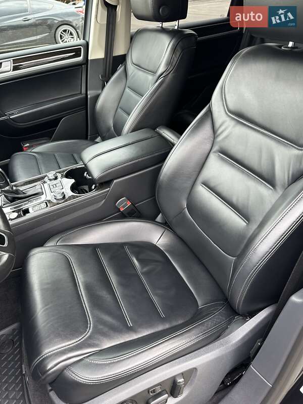 Позашляховик / Кросовер Volkswagen Touareg 2017 в Києві