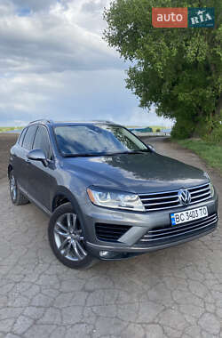 Внедорожник / Кроссовер Volkswagen Touareg 2015 в Хмельницком