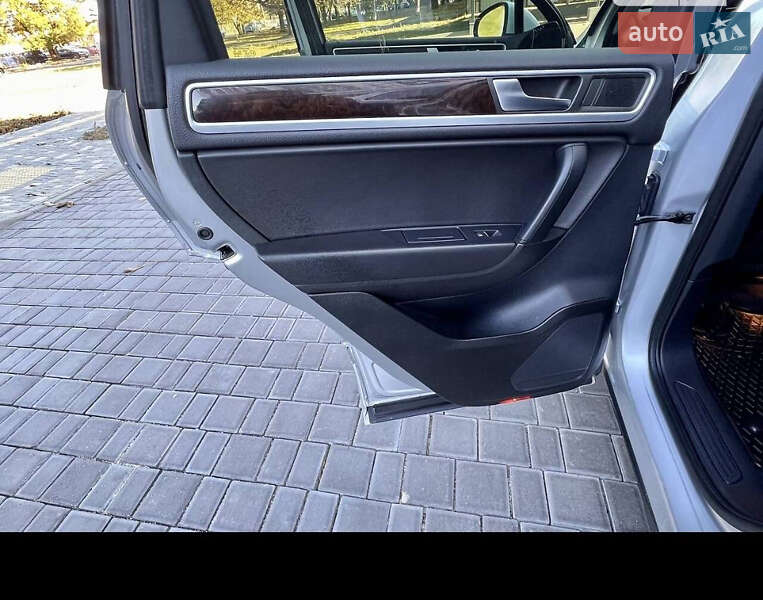 Внедорожник / Кроссовер Volkswagen Touareg 2012 в Фастове