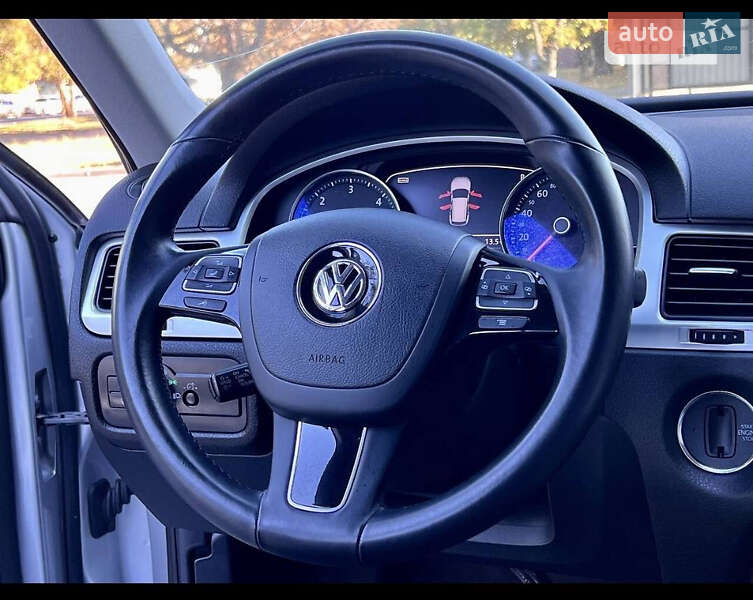 Внедорожник / Кроссовер Volkswagen Touareg 2012 в Фастове