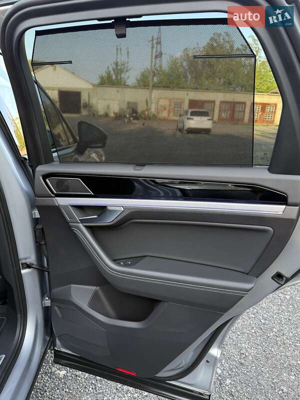 Позашляховик / Кросовер Volkswagen Touareg 2020 в Гнівані