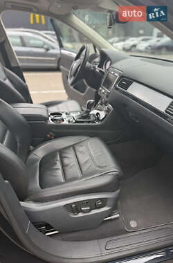 Позашляховик / Кросовер Volkswagen Touareg 2014 в 