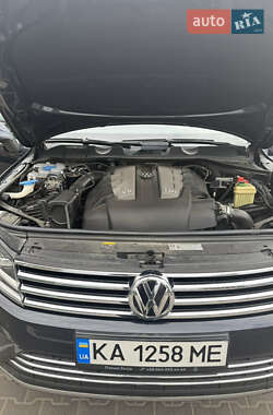 Позашляховик / Кросовер Volkswagen Touareg 2014 в 