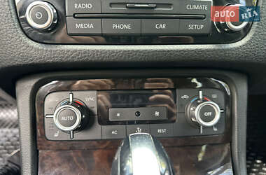 Внедорожник / Кроссовер Volkswagen Touareg 2012 в 
