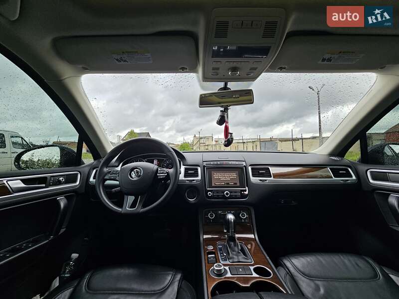 Внедорожник / Кроссовер Volkswagen Touareg 2015 в Луцке
