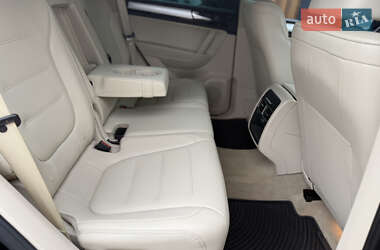 Позашляховик / Кросовер Volkswagen Touareg 2012 в 