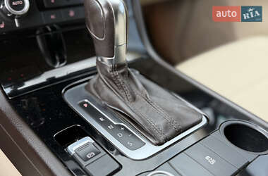 Позашляховик / Кросовер Volkswagen Touareg 2012 в 