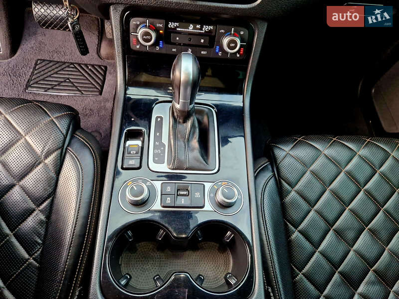 Внедорожник / Кроссовер Volkswagen Touareg 2016 в Шостке