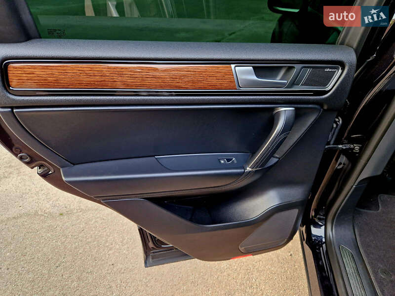 Внедорожник / Кроссовер Volkswagen Touareg 2016 в Шостке