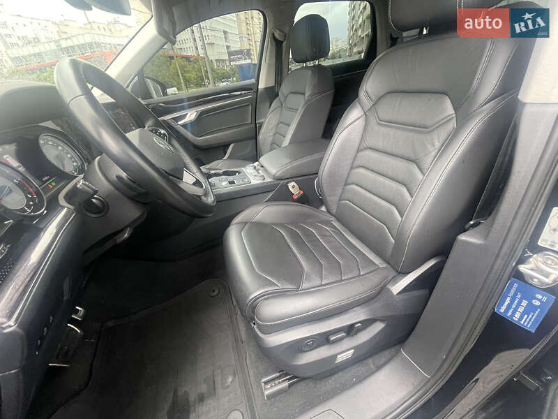 Позашляховик / Кросовер Volkswagen Touareg 2021 в Харкові