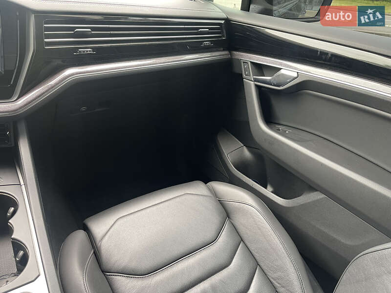 Позашляховик / Кросовер Volkswagen Touareg 2021 в Харкові