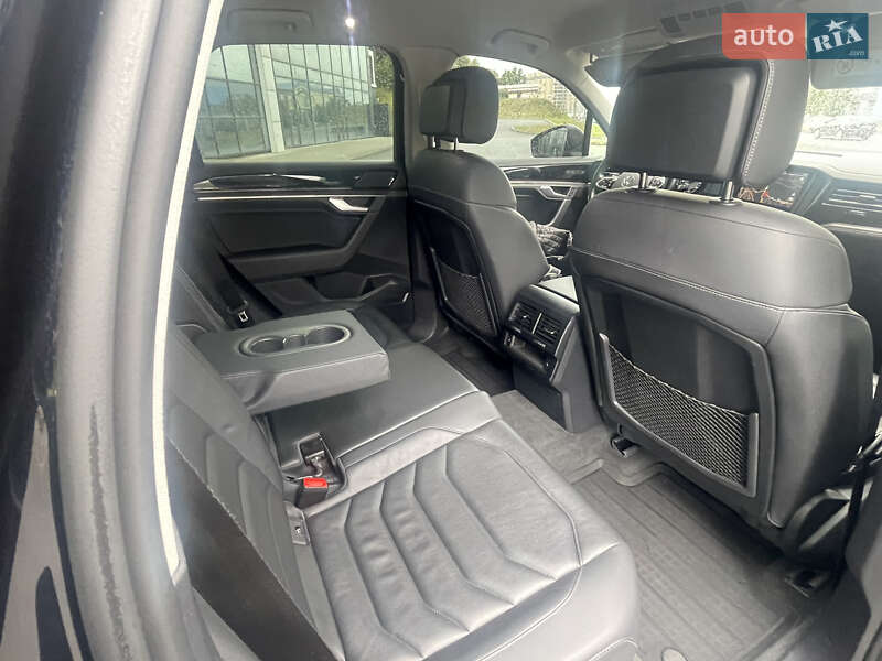 Позашляховик / Кросовер Volkswagen Touareg 2021 в Харкові