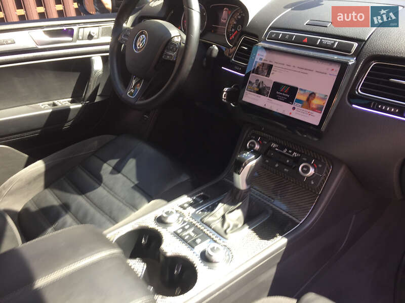 Позашляховик / Кросовер Volkswagen Touareg 2016 в Києві