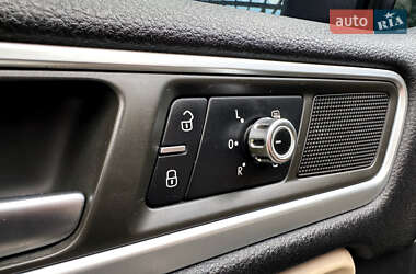 Внедорожник / Кроссовер Volkswagen Touareg 2011 в 