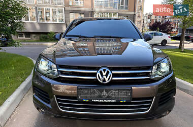 Внедорожник / Кроссовер Volkswagen Touareg 2011 в 