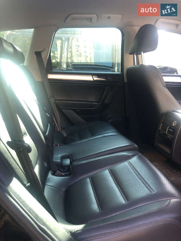 Внедорожник / Кроссовер Volkswagen Touareg 2012 в Киеве