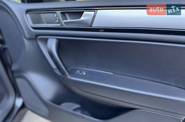 Позашляховик / Кросовер Volkswagen Touareg 2012 в 