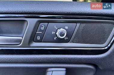 Позашляховик / Кросовер Volkswagen Touareg 2012 в 