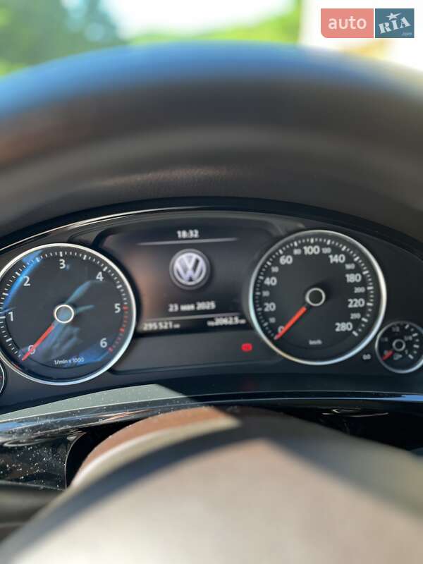 Внедорожник / Кроссовер Volkswagen Touareg 2014 в Новоднестровске