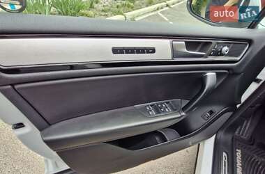 Внедорожник / Кроссовер Volkswagen Touareg 2015 в 