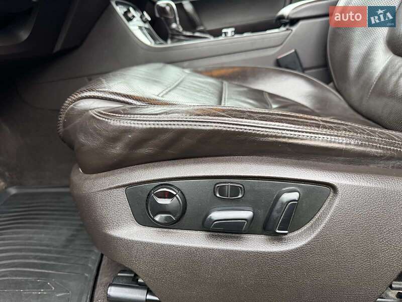 Позашляховик / Кросовер Volkswagen Touareg 2011 в Рівному